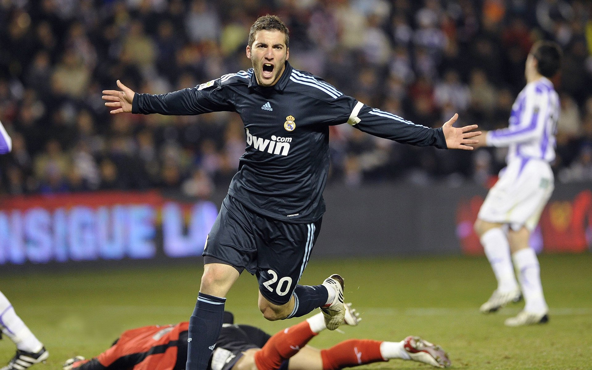 梅西的魔法与莱比锡的利刃，当个人神迹照亮集体胜利