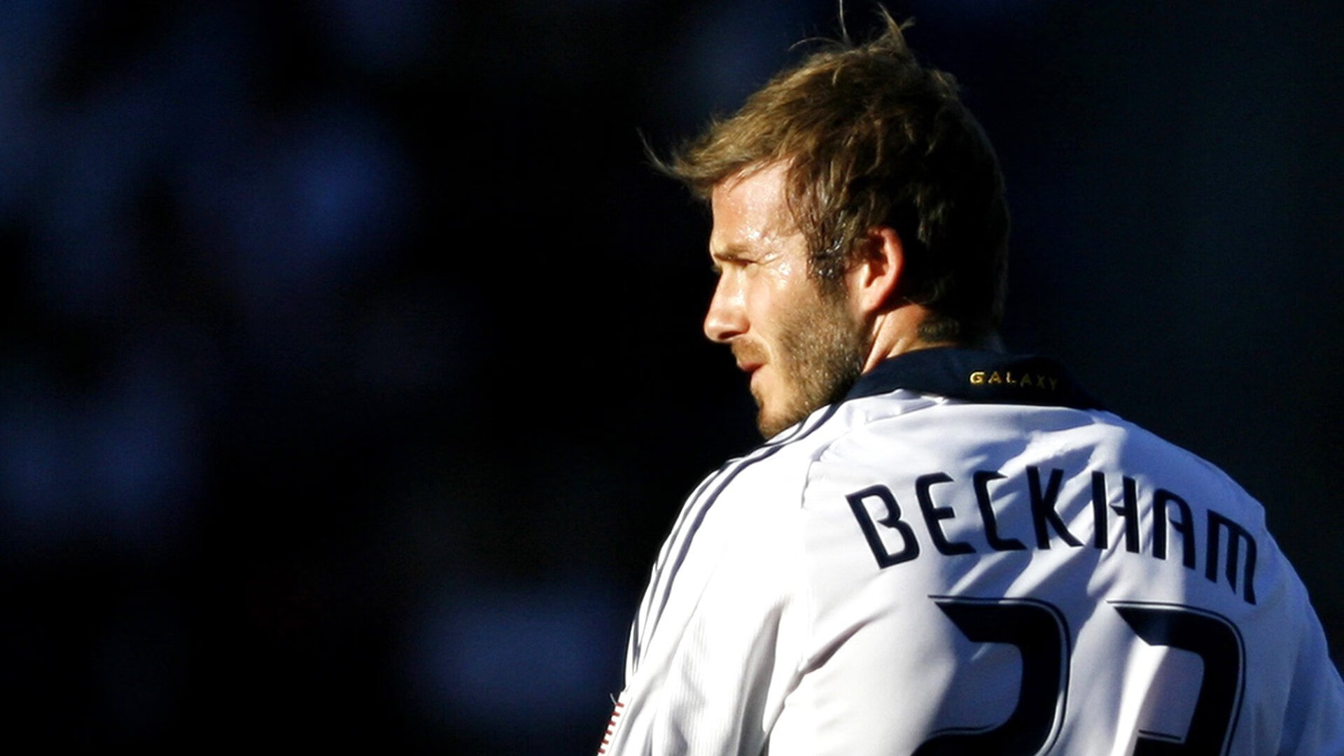 当F1引擎在巴林轰鸣，森林狼在洛杉矶投下惊雷，体育世界的不确定性之美