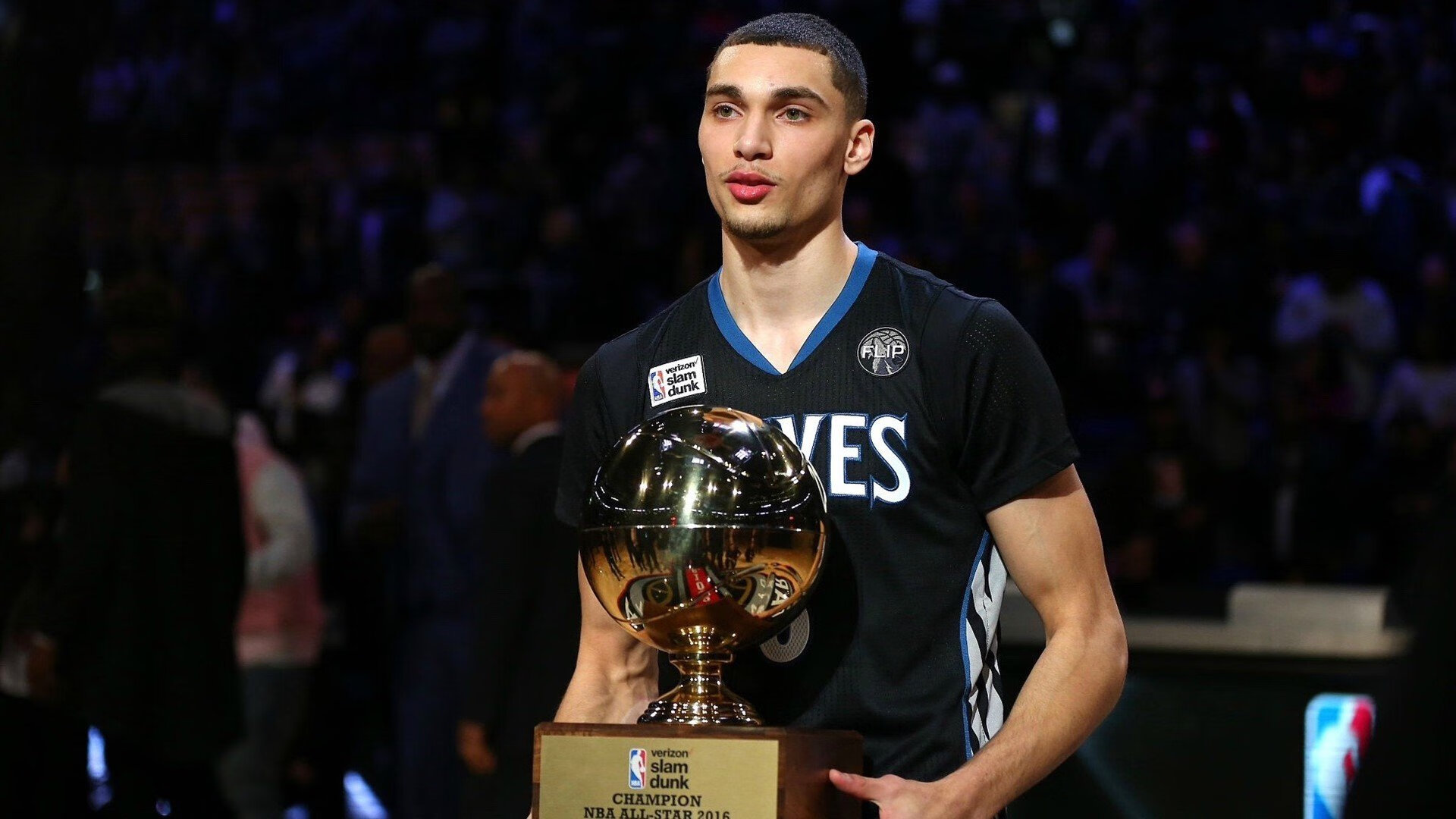 F1年度争冠之夜,文班亚马存在感拉满,当赛道与球场共享极限叙事